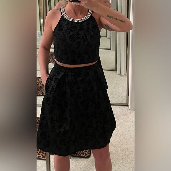 FRANCESCAS cocktail dress with flower detail. Size medium - Picture 2 of 11